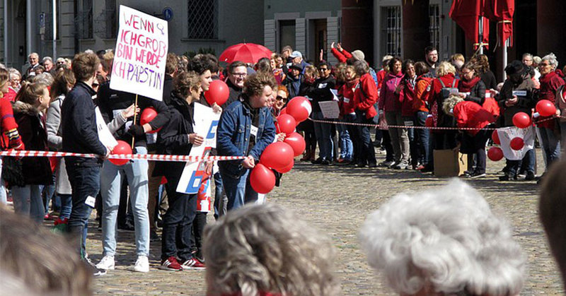 Demonstration der Initiative "Maria 2.0" nach einer Priesterweihe in Freiburg