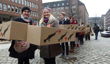 Auch Laura Espig und Bruna Pothin, FSJlerinnen aus Brasilien, beteiligen sich an dem Protest