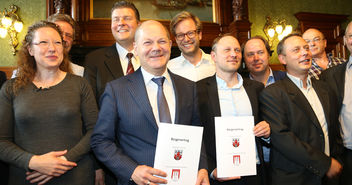 Bürgermeister Olaf Scholz (Mitte) mit Vertretern der Bürgerinitiative nach der Vertragsunterzeichnung - Copyright: Lucas Stoppel/Senatskanzlei Hamburg
