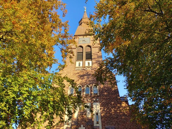 Kreuzkirche Wandsbek im Herbst - Copyright: Ulla Grün