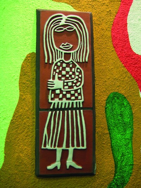 Gezeichnete Frauenfigur am Hundertwasserhaus, Elbradweg Magdeburg  - Copyright: Idalena Urbach