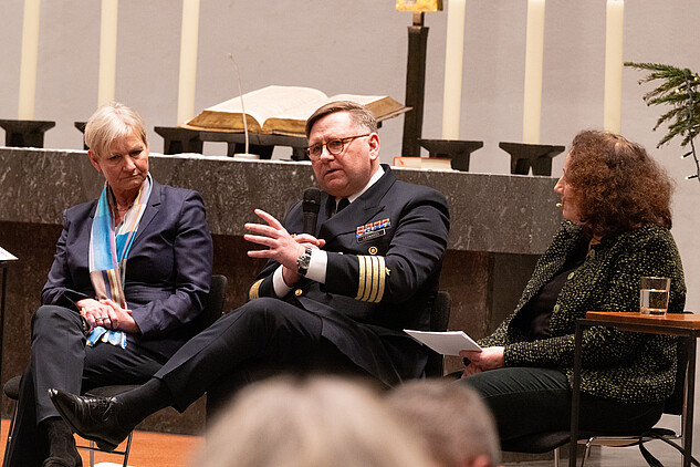Kommandeur Kurt Leonards auf der Podiumsdiskussion zur Friedensethik in der St. Nikolai
