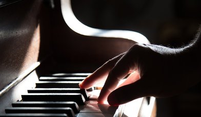 Hand spielt auf Klavier - Copyright: Pixabay