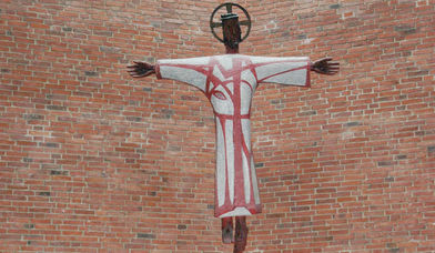 Christusfigur im Innenraum der Uetersener Erlöserkirche - Copyright: Andreas-M. Petersen / kirche-hamburg.de