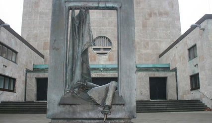Das Denkmal vor dem NDR-Sendesaal erinnert an den 1931 erbauten Tempel - Copyright: Thomas Morell/epd