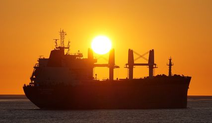 Frachter im Sonnenuntergang - Copyright: © Creative Commons, CC0