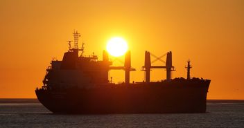 Frachter im Sonnenuntergang - Copyright: © Creative Commons, CC0