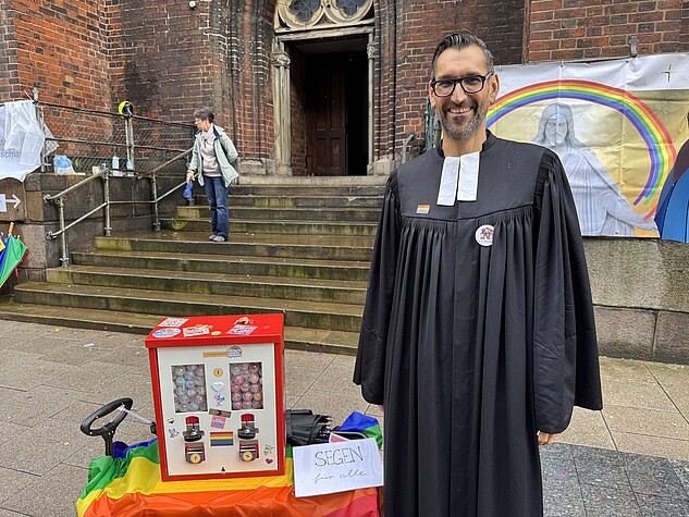 Pastor Volker Simon auf dem CSD vor der Hauptkirche St. Petri