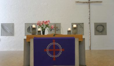'Der Gute Hirte' Hamburg-Jenfeld Altar mit violettem Antependium - Copyright: Dr. Wolfgang Ewert