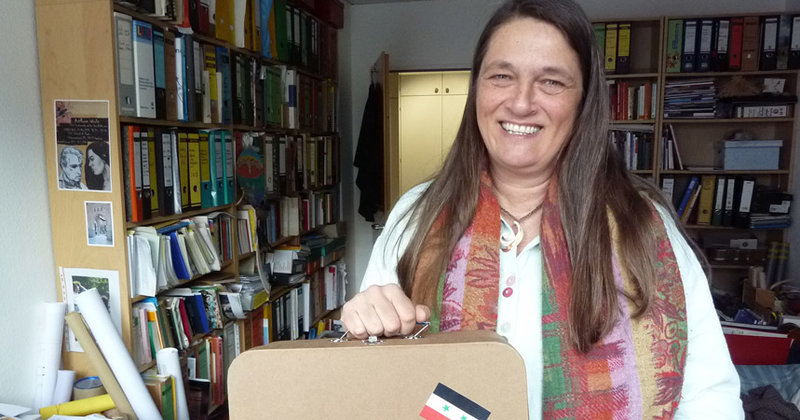Britta Hemshorn de Sanchez mit einem "Flucht"-Koffer für Seminare mit Schülern