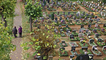 Viele Menschen nutzen den Friedhof, um den Verstorbenen nahe zu sein.