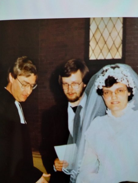 Brautpaar Voßberg mit Pastor Hartmut Nielbock, 1983 - Copyright: Ehepaar Voßberg