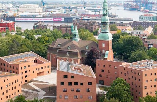 Trinitatis Quartier in Hamburg-Altone mit Hafenskyline im Hintergrund