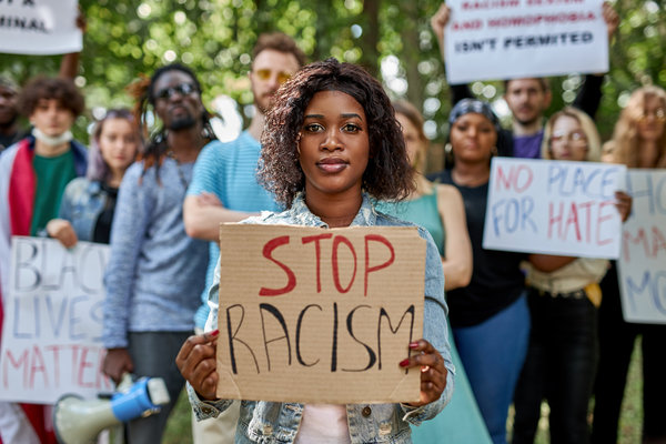 Plakat Stop Rasism - Copyright: Sutterstock