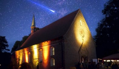 Kirche St. Gabriel zu Haseldorf bei Nacht - Copyright: E. Langbehn