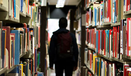 Studierender in der Bibliothek - Copyright: Unsplash
