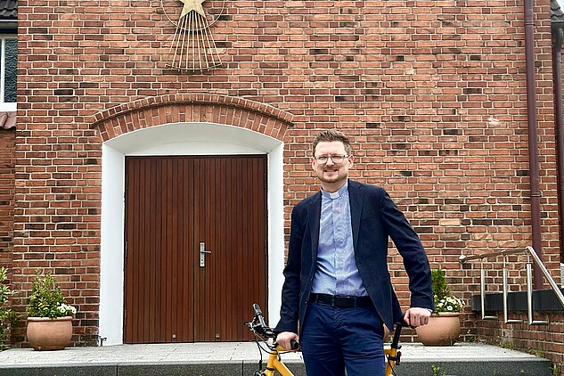 Pastor Sascha Krüger vor dem Christophorushaus 