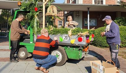 Das Erntedankmobil wird vor der Lutherkirche in Pinneberg geschmückt. Am 4. Oktober soll es durch den ganzen Ort fahren und an vielen Orten Station machen. - Copyright: © Hagen Grützmacher