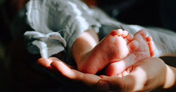 Füße eines Neugeborenen in Hand - Copyright: Unsplash