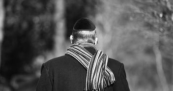 Ein Mann mit der traditionellen Kopfbedeckung gläubiger Juden, der sogenannten Kippa - Copyright: © Creative Commons