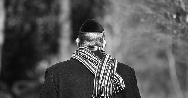 Ein Mann mit der traditionellen Kopfbedeckung gläubiger Juden, der sogenannten Kippa