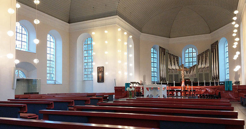 Der Innenraum der Hauptkirche St. Trinitatis in Altona. Nach der Zerstörung im Zweiten Weltkrieg wurde er im modernen Stil wiederaufgebaut