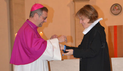 Auch Erzbischof Stefan Heße und Pöpstin Astrid Kleist binden sich gegenseitig Friedensbändchen um - Copyright: Katholischer Schulverband Hamburg