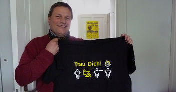 'Trau Dich!': MOGO-Pastor Lars Lemke zeigt ein T-Shirt mit dem MOGO-Motto 2015 - Copyright: Sabine Henning