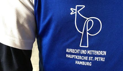 Die Läufer treten im blau-weißen Dress der Rathauskirche an - Copyright: Sabine Henning/kirche-hamburg.de