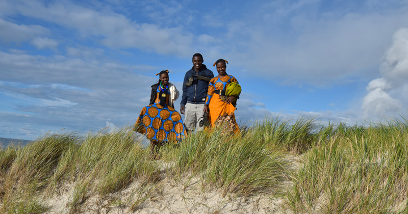 Spaziergang durch die Dünen: Lusia Sanga und Zaina Chengula aus Lupila in Tansania mit Harrison Juma Angonga aus Kenia, der zur Zeit ein FSJ in Hamburg absolviert