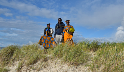Spaziergang durch die Dünen: Lusia Sanga und Zaina Chengula aus Lupila in Tansania mit Harrison Juma Angonga aus Kenia, der zur Zeit ein FSJ in Hamburg absolviert - Copyright: Monika Rulfs