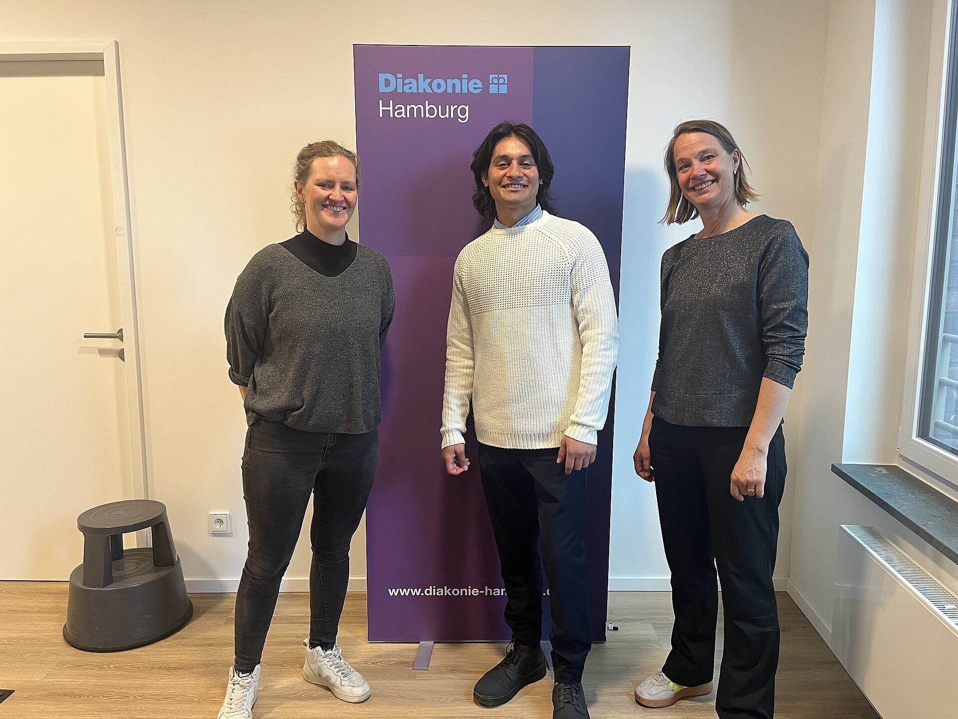 Lina Hoeft, Rahul Yadav und Landespastorin Annika Woydack (v.l.) erklären, wie Integrationskurse Brücken bauen.