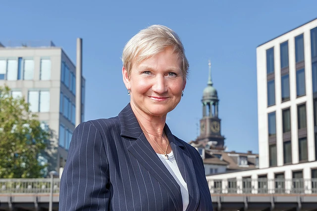 Bischöfin Kirsten Fehrs bei den Landungsbrücken in Hamburg