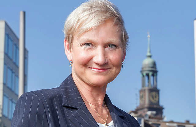 Bischöfin Kirsten Fehrs bei den Landungsbrücken in Hamburg