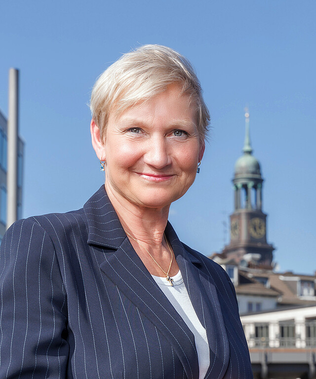 Bischöfin Kirsten Fehrs bei den Landungsbrücken in Hamburg