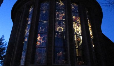 beleuchtete Kirchenfenster von aussen bei Nacht - Copyright: Kirchengemeinde 'Zu den 12 Aposteln' in Hamburg-Lurup