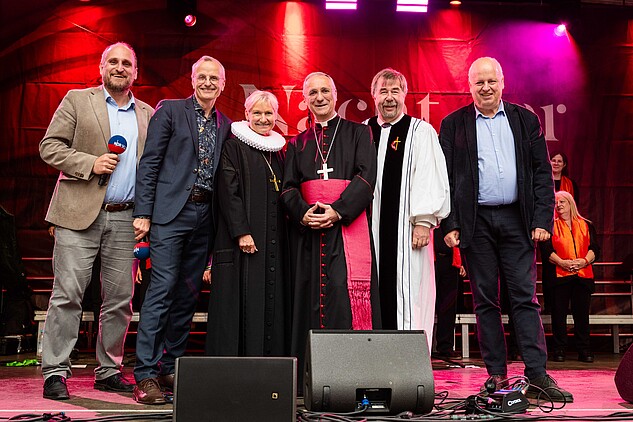 Bischöfin Kirsten Fehrs, Erzbischof Stefan Heße und Pastor Uwe Onnen von der Arbeitsgemeinschaft Christlicher Kirchen in Hamburg standen gemeinsam auf der Bühne.