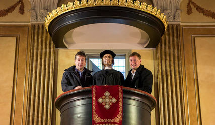 Mit Martin Luther auf der Kanzel: die St. Pauli-Pastoren Martin Paulekun (links) und Sieghard Wilm. - Copyright: Philipp Reiss / epd-bild