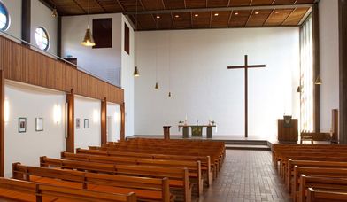 St. Johanniskirche Harburg: Blick in das Kirchenschiff Richtung Altar - Copyright: Michael Bogumil