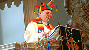 Pastor Frank Howaldt bei der Büttenpredigt