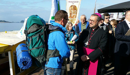 Erzbischof Heße übergibt den Pilgerstab an die Organisatoren des Weges durch Niedrsachsen, den Umweltbeauftragten des Erzbistum Hildesheim