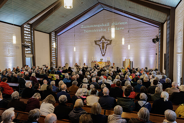Die Christuskirche Garstedt in Norderstedt während eines Abends mit Joachim Gauck