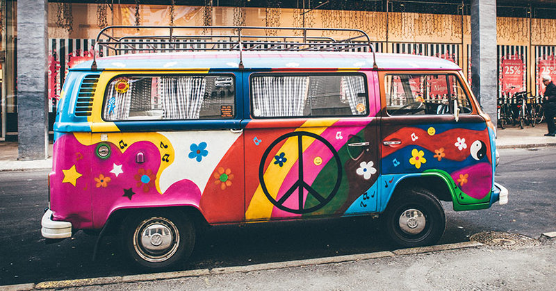 Ein VW-Bus im Friedensgewand - © Nick Karvounis, Unsplash
