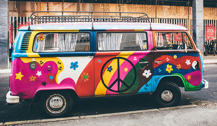 Ein VW-Bus im Friedensgewand - © Nick Karvounis, Unsplash - Copyright: Nick Karvounis, Unsplash