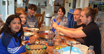 Gemeinsames Abendessen am großen Tisch in der Küche - Copyright: Catharina Volkert/epd (Ausschnitt)