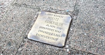 Tausende solcher Stolpersteine erinnern in Hamburg und vielen anderen Städten an die Deportation und Ermordung jüdischer Menschen - Copyright: © Hagen Grützmacher