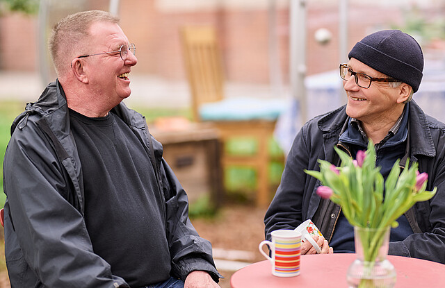 Zwei Männer im Gespräch