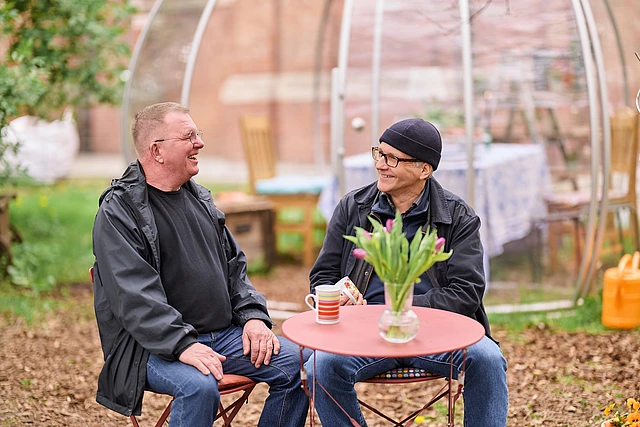 Zwei Männer im Gespräch