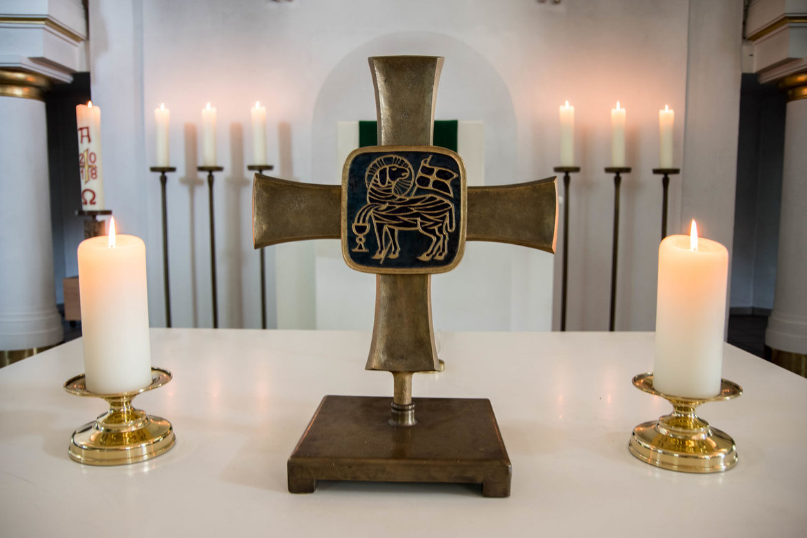 Altarkreuz in der Osterkirche mit angezündeten Kerzen