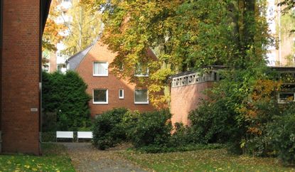 Weg zum Saal und Gemeindebüro - Copyright: Kirchengemeinde 'Zu den 12 Aposteln' in Hamburg-Lurup